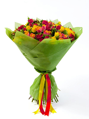 картинка, фото Букет из разноцветных кустовых роз от MarketFlowers.ru