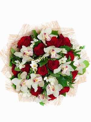 Букет с красными розами и белой орхидеей