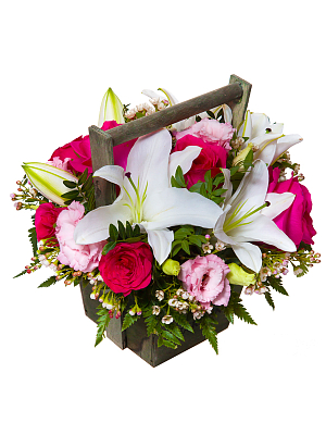 картинка, фото Композиция в деревянном ящике с розами и лилией от MarketFlowers.ru
